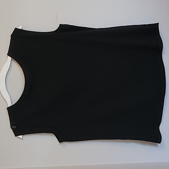 Cap sleeved crepe top - Picture 5 of 5